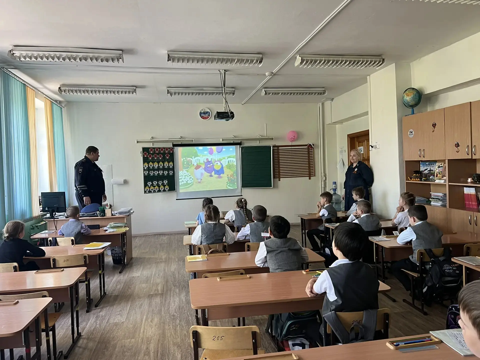 👮 В нашей школе прошло профилактическое мероприятие для самых юных учеников  начальных классов. В го