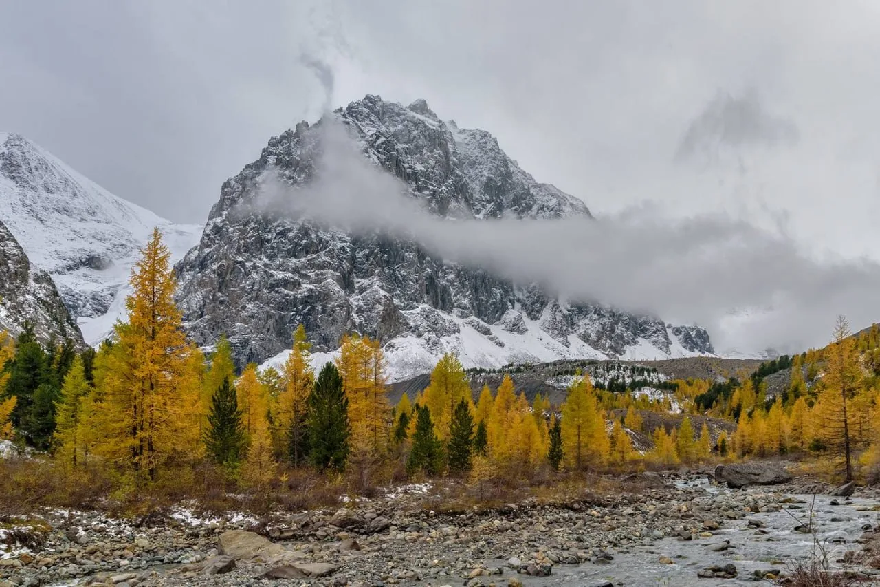 🏔 Гора Караташ в Алтайских горах

В переводе на русский название горы звучит как «Чёрный Камень». 
