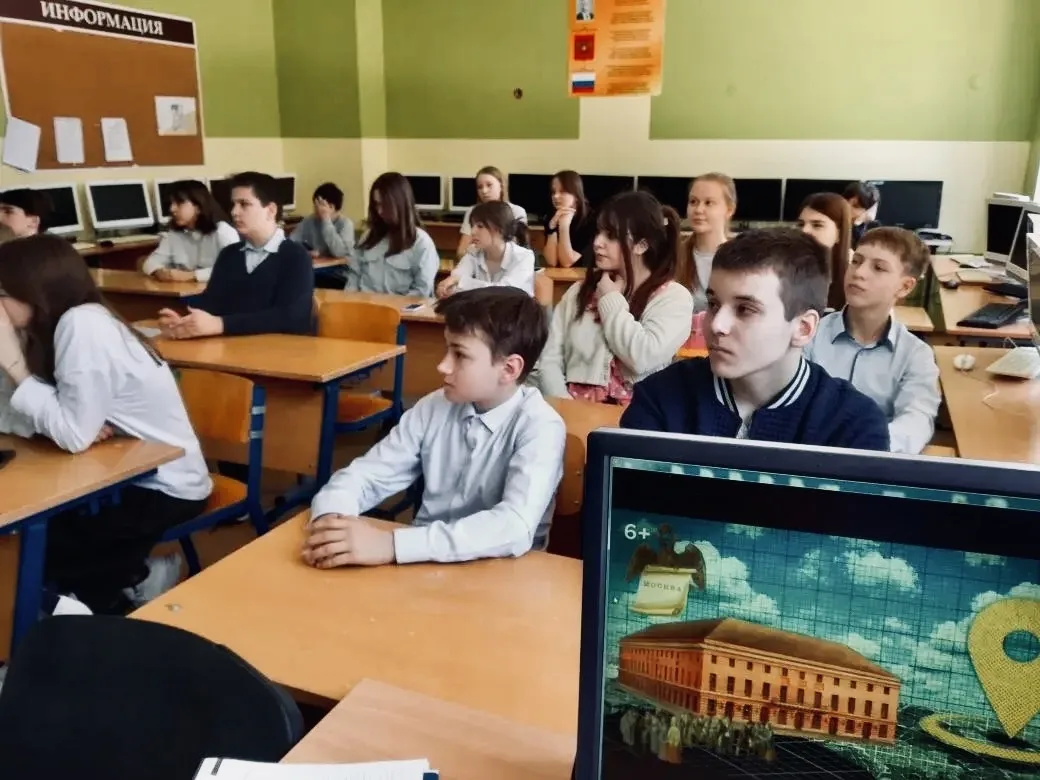 В мире искусства🎭  📌Утро понедельника по доброй традиции началось с торжественной линейки, церемонии