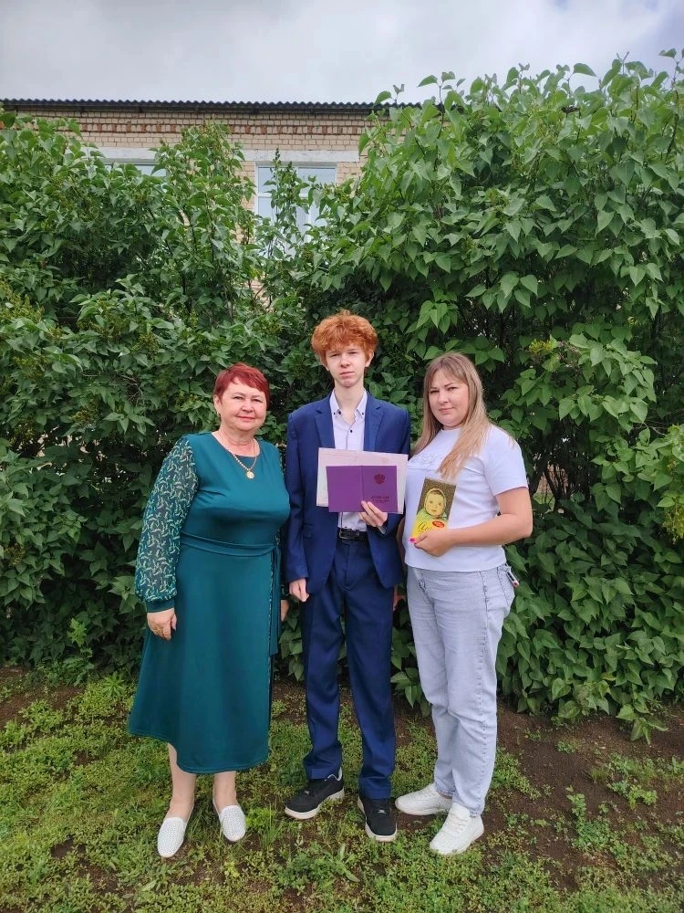 Вручение аттестатов выпускникам 9 класса! 🎓✨

Девятиклассники получили свои первые официальные доку