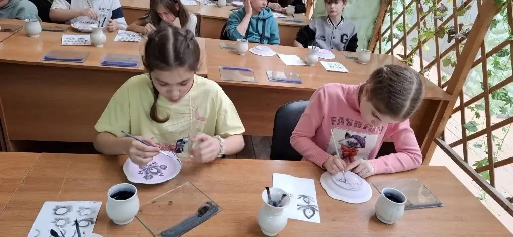 19 апреля ученики 5А, 5Б, 5М, 6А и 6Б классов побывали на  экскурсии "Синь России". Ребята посетили 