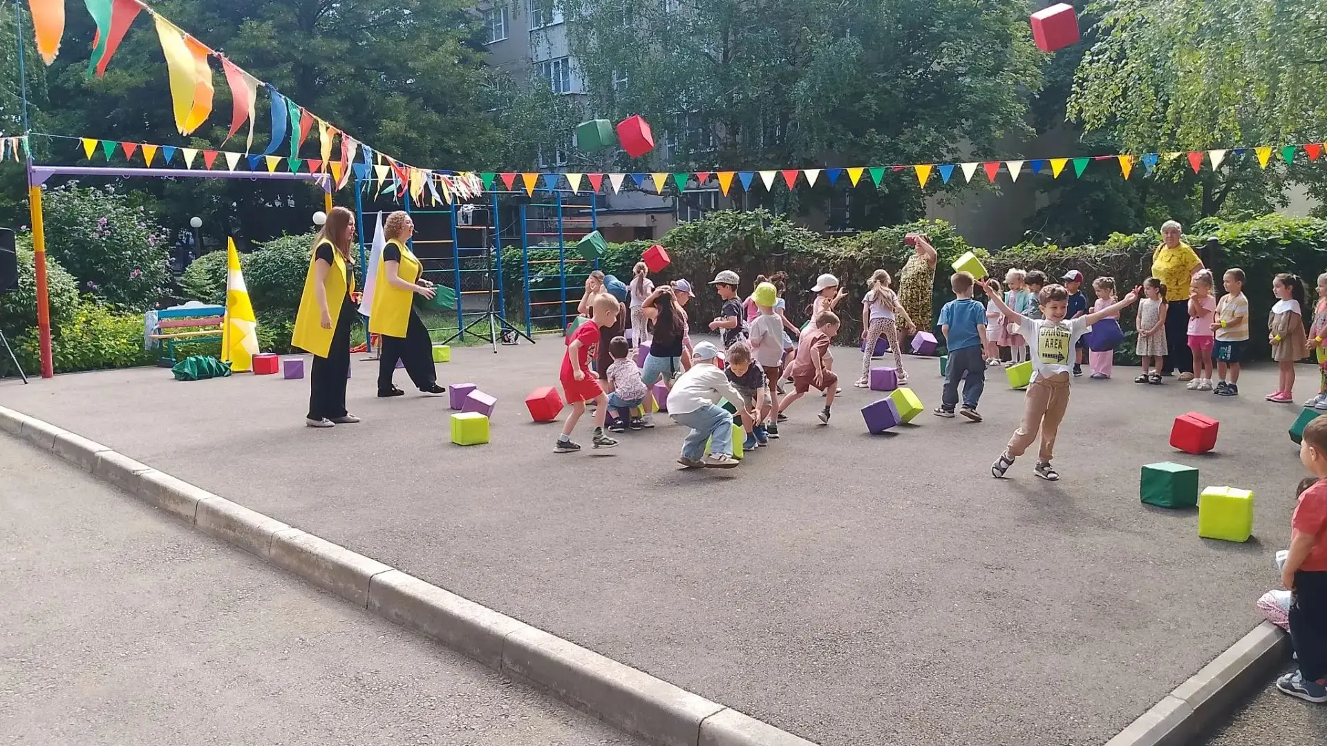 Сегодня к нашим ребятам заглянул в гости музыкальный театр «Фасолька». Артисты показали...