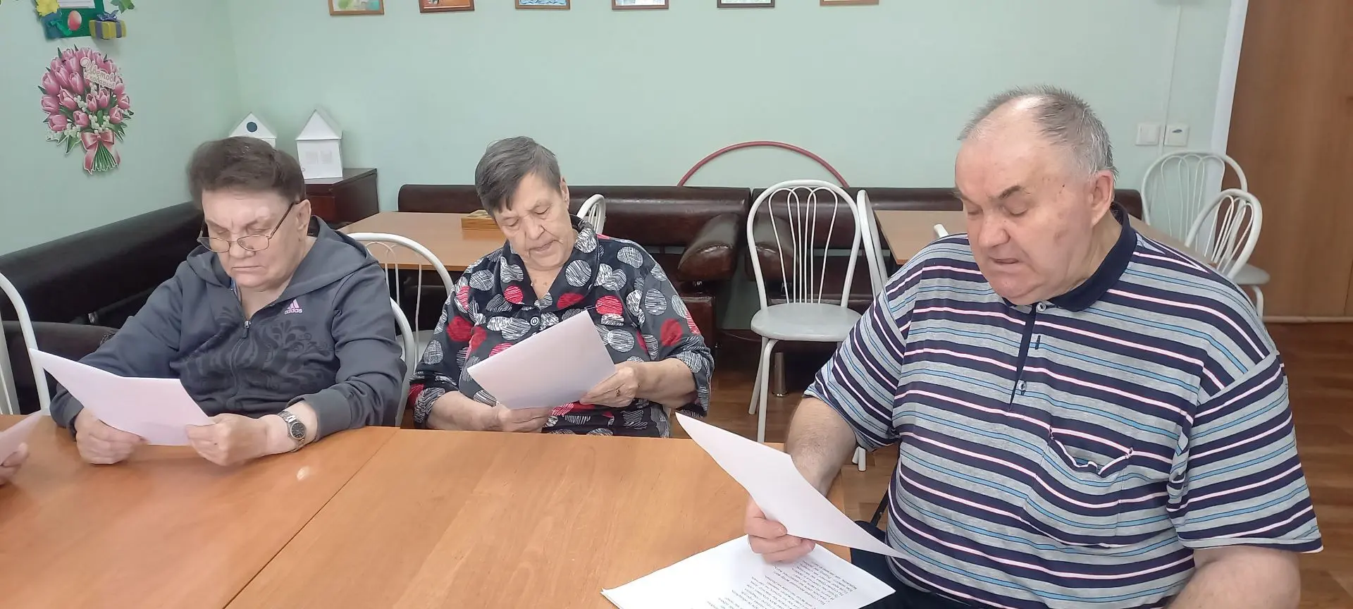 Каждую среду в нашем актовом зале собираются участники кружка «Поём для души».  Здесь в...