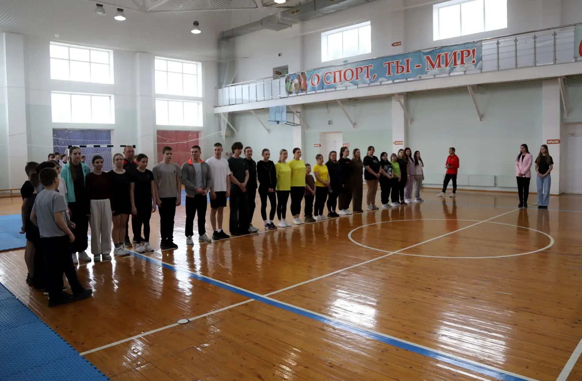 В нашем округе прошла спортивная акция под названием «Планка», в которой участвовали на...