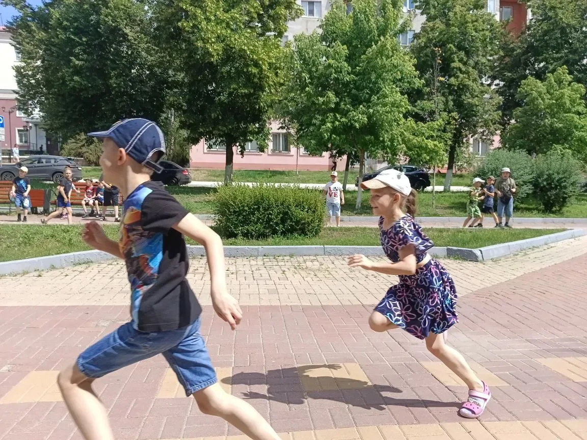 Сегодня воспитанники школьного летнего лагеря посетили Деловую библиотеку. По дороге на...