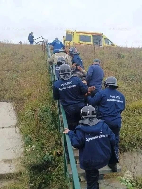 На объездной дороге произошла авария с участием легкового автомобиля и грузовика. По пр...