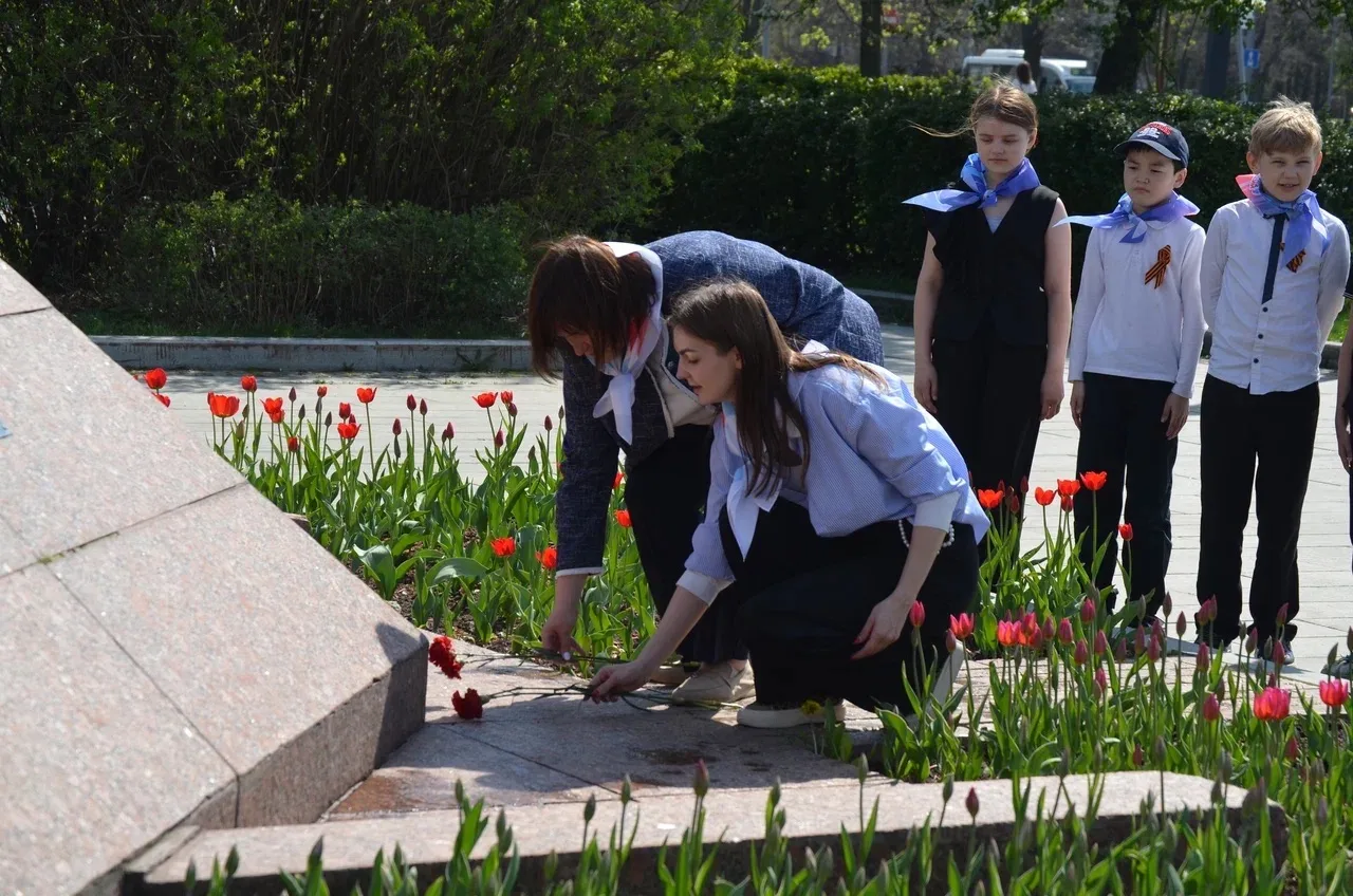 «КРАСНЫЕ ГВОЗДИКИ»🌺  Ученики нашей школы приняли участие в патриотической акции по возложению цветов