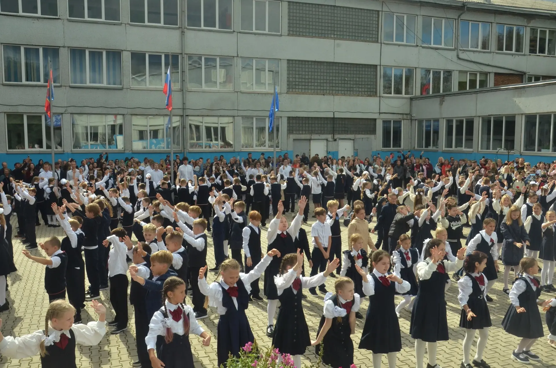 Учат в школе, учат в школе, учат в школе! 🔔