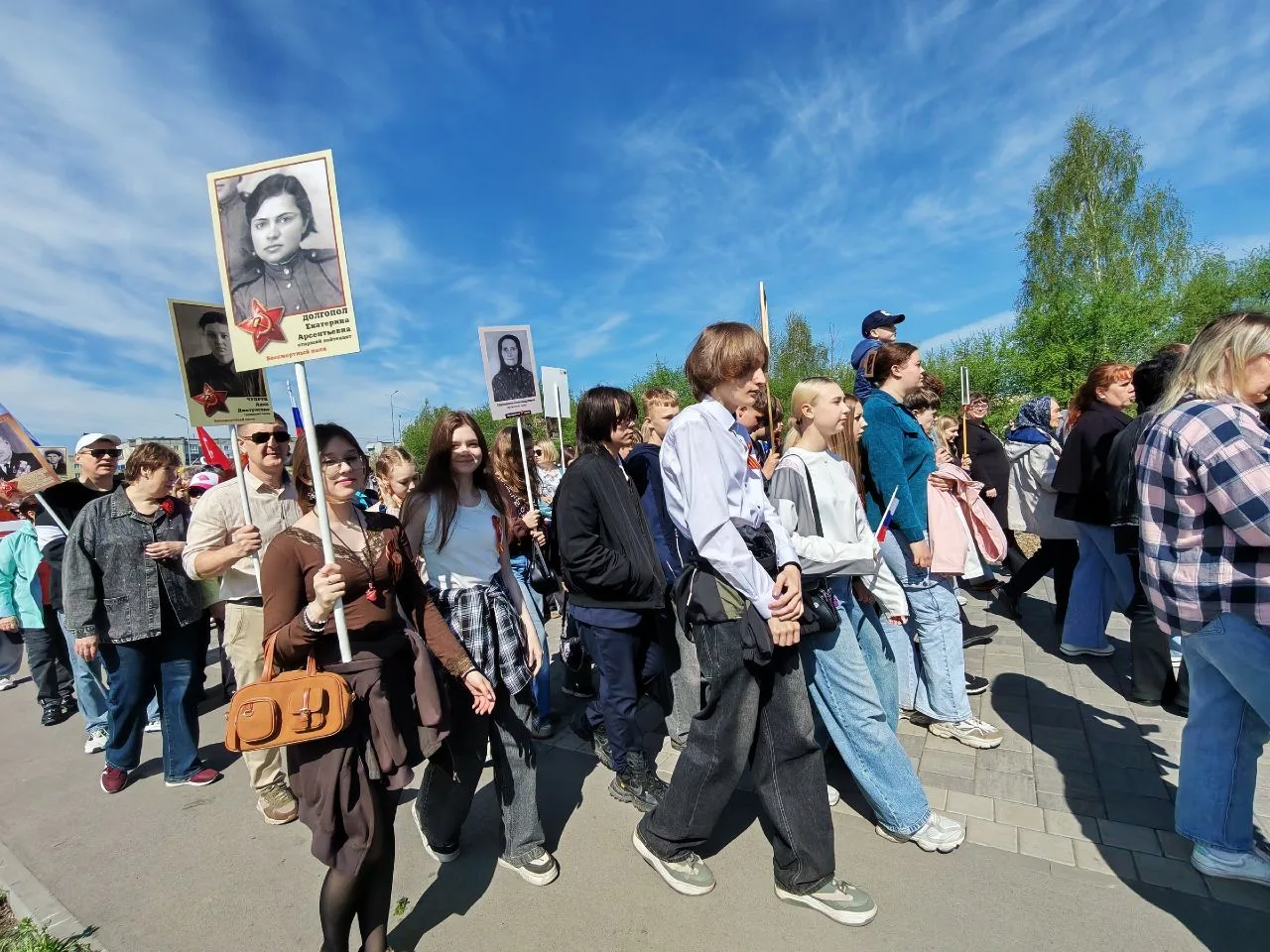 Сегодня прошла важная и трогательная акция — Бессмертный полк. 🇷🇺 Ученики, учителя и родители нашей 