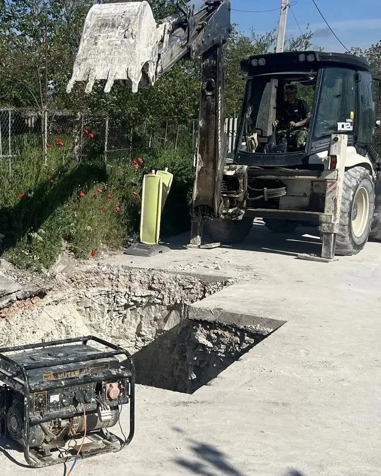 В поселке Сахарная Головка в районе ул. Винницкая в ходе реконструкции водопровода веду...