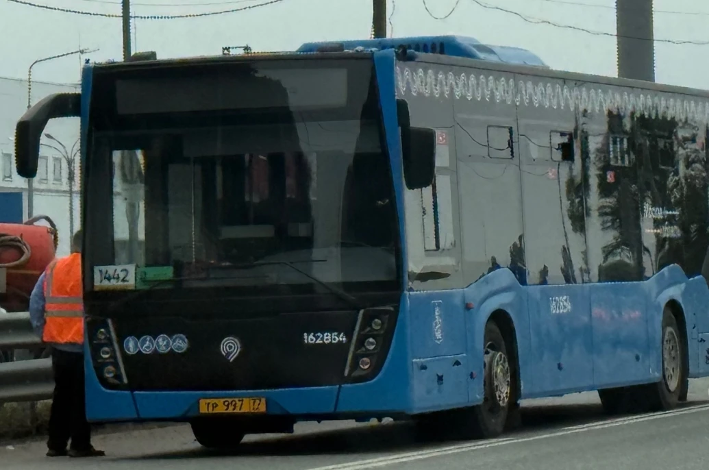 При выезде с улицы Восточная на Минское шоссе авария между автобусом и фургоном