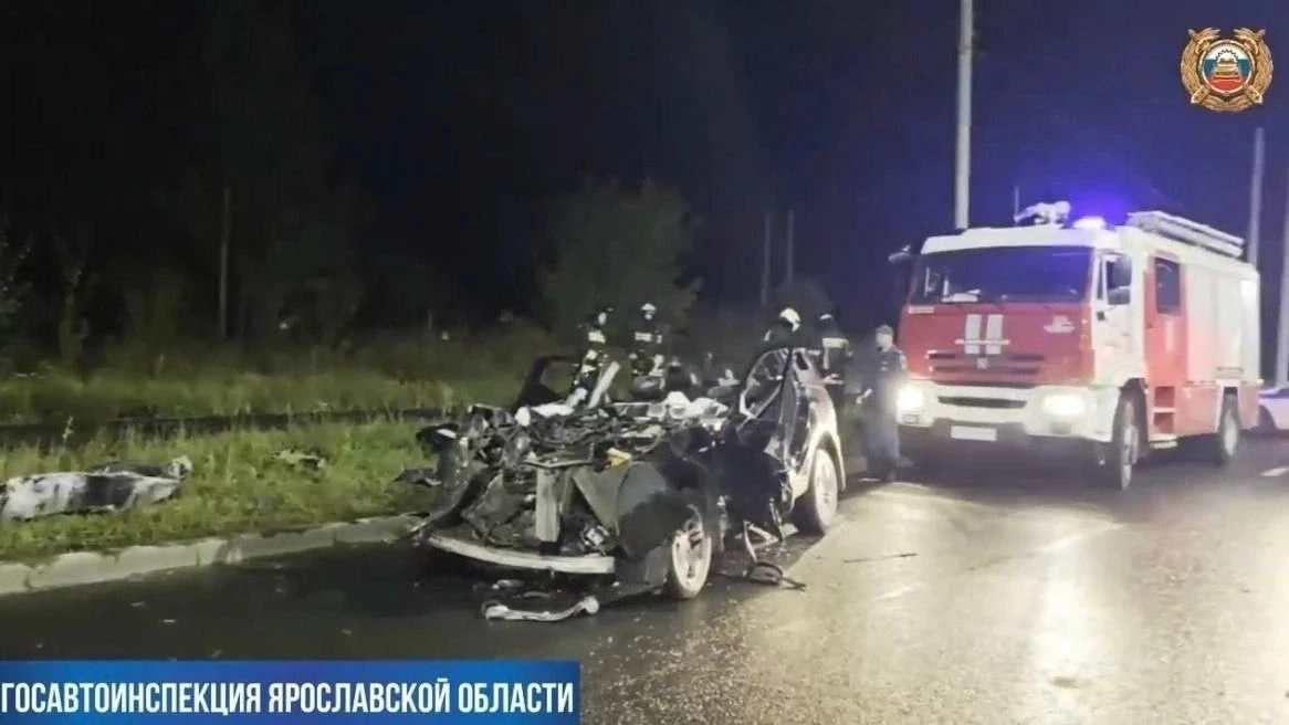 Вечером 25.09 под Ярославлем водитель BMW на скорости влетел в припаркованную фуру и ра...