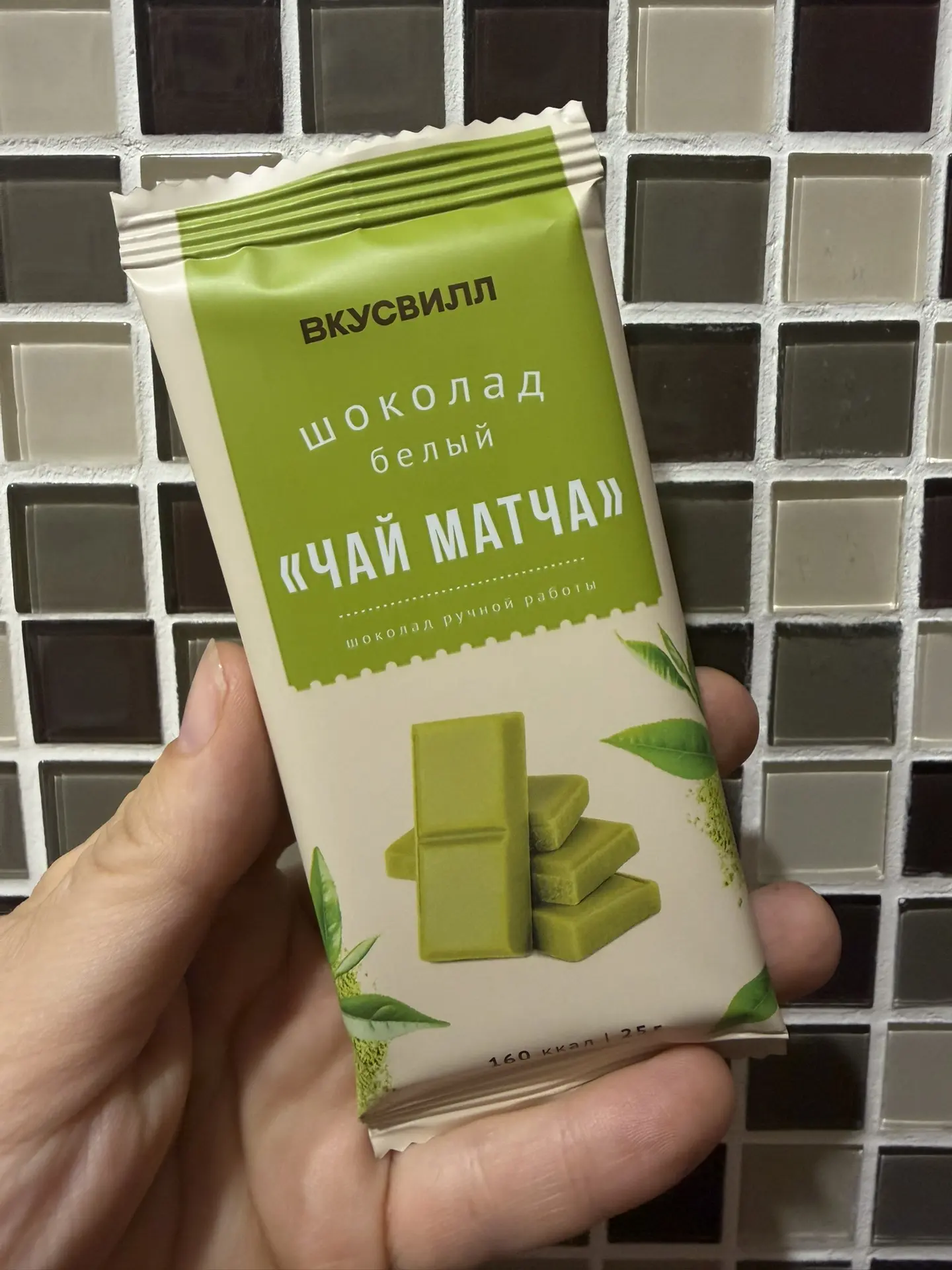 Редко сейчас покупаю сладкое, но вот захотелось.

Вот такая малышка с матчей очень даже вкусная (для