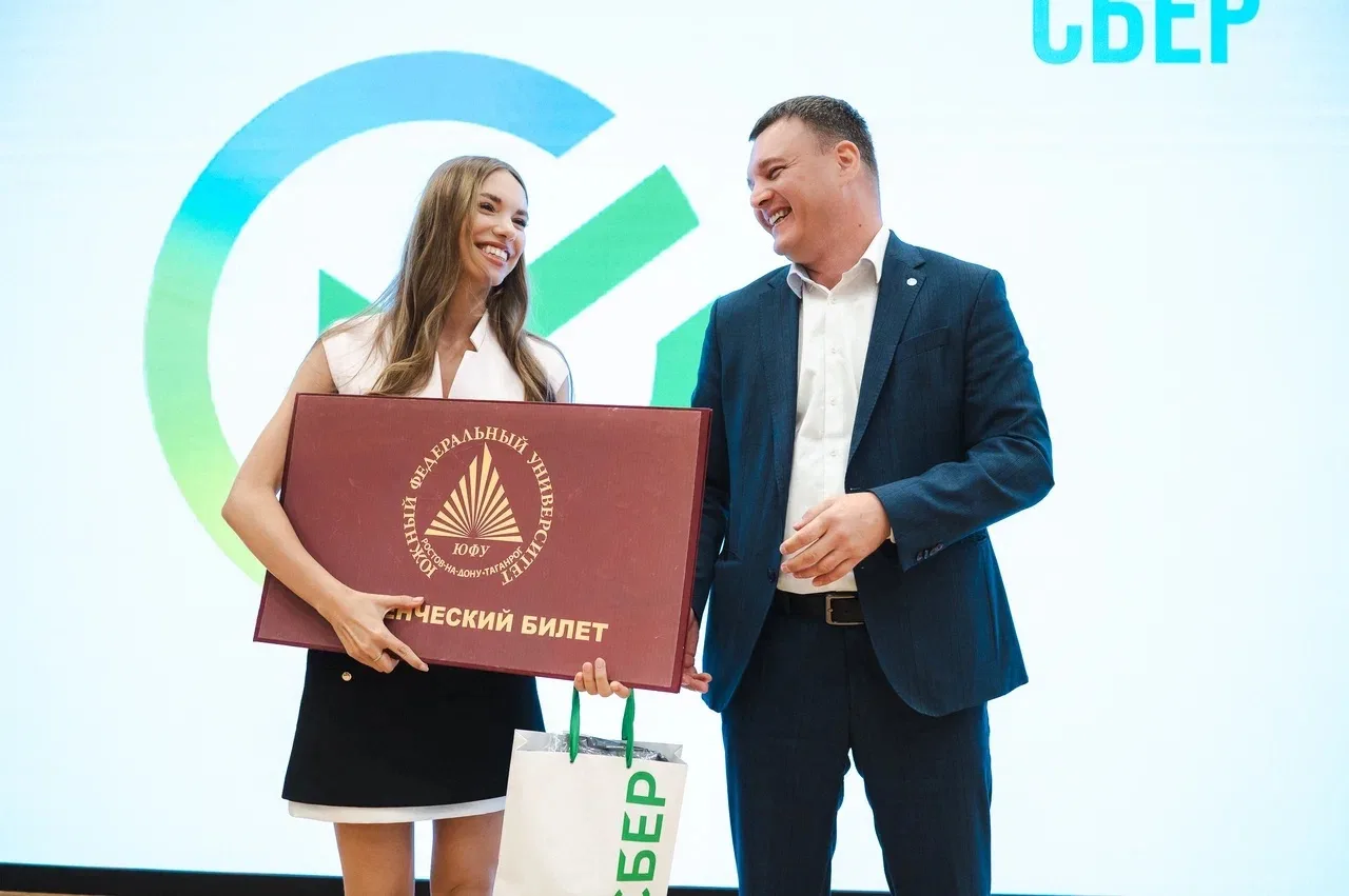 👨‍🎓 Карьеру на старт! Первокурсники ЮФУ получили студенческие билеты в Сбере