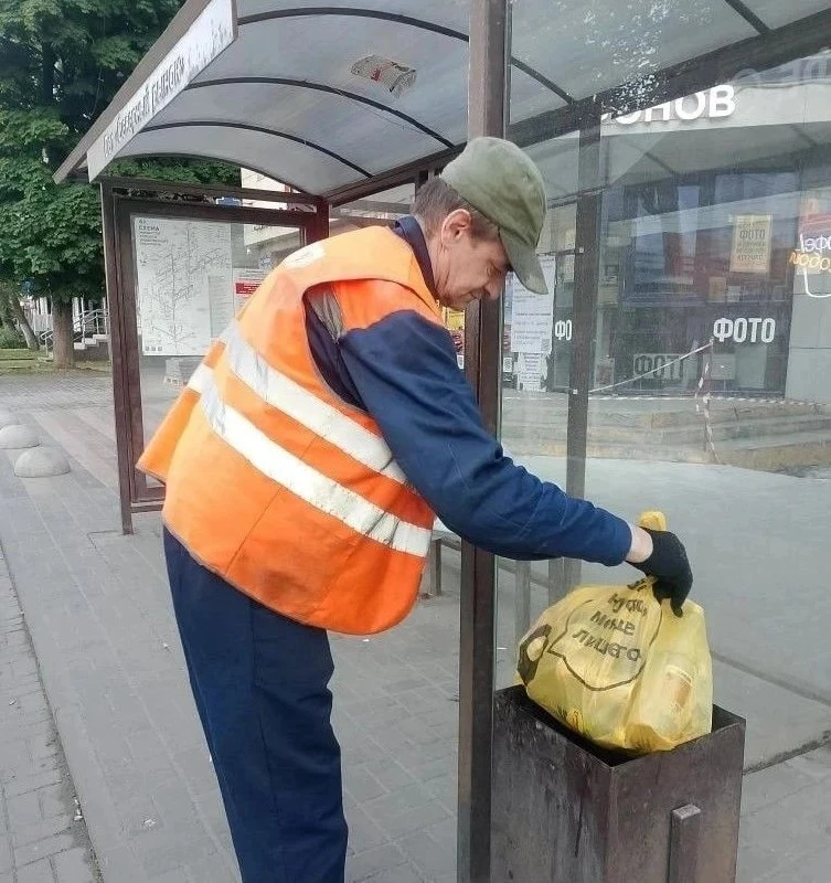 🗑 Куряне заваливают домашним мусором урны на остановках