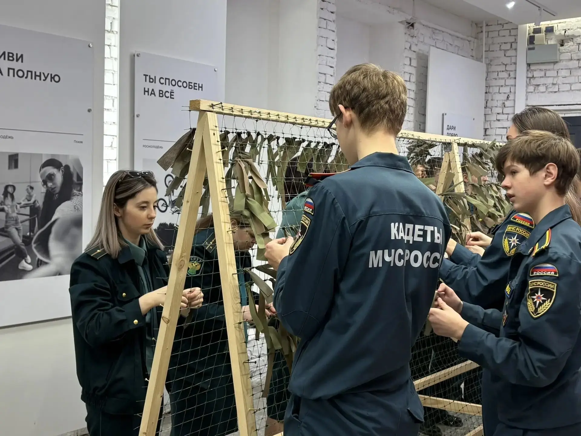 Маскировочные сети для участников СВО изготовили в Псковской области  🤝 Представители Молодежного со