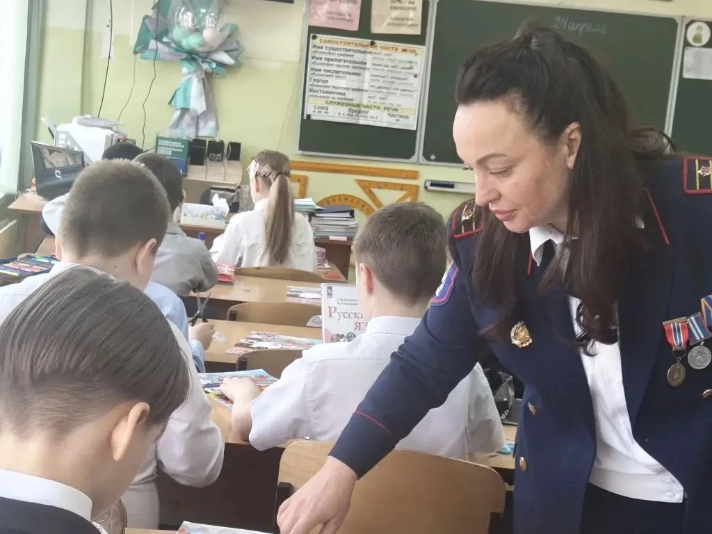 Начальник организационно-массового отдела Анна Андреевна Васильева провела уроки безопасности в  3д 