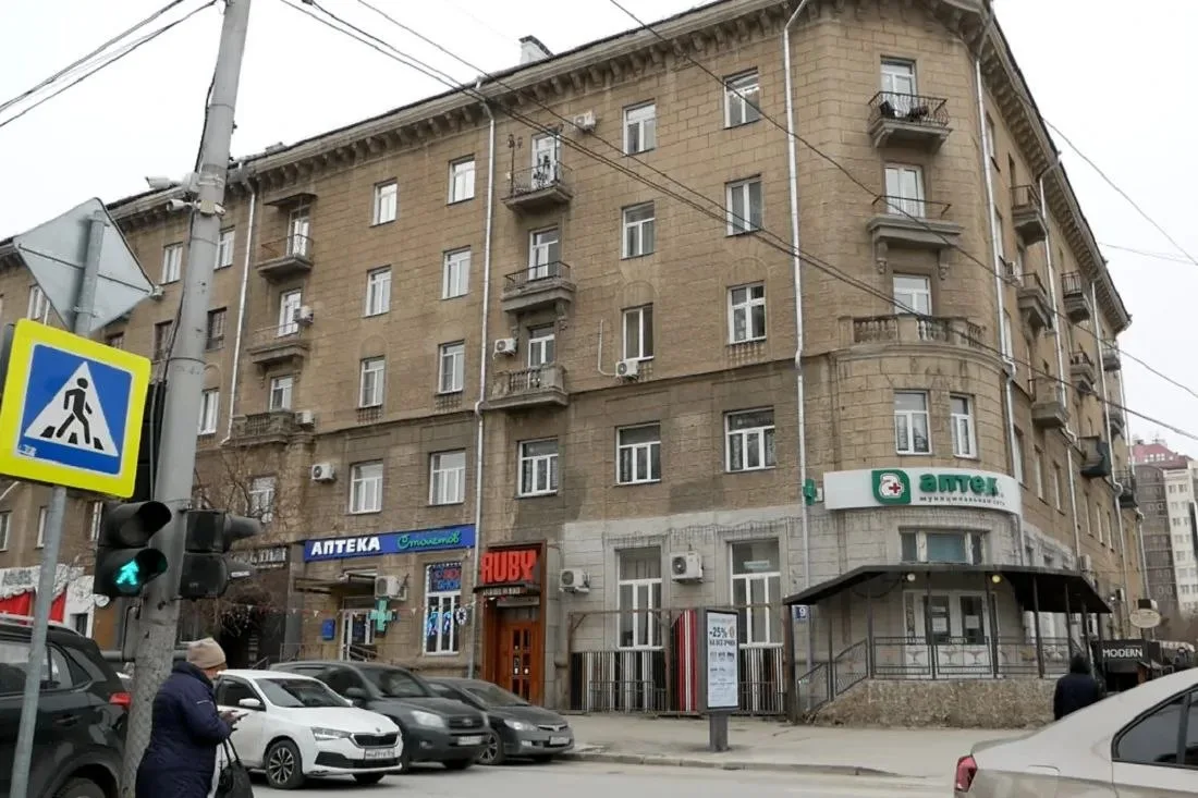 В доме на улице Ленина, 9 в историческом центре Новосибирска начались ремонтные работы....