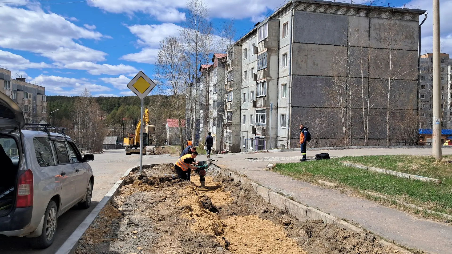 🚧 В Тынде стартовала дорожная кампания 2026 года  На улице Октябрьской началось устройство тротуаров