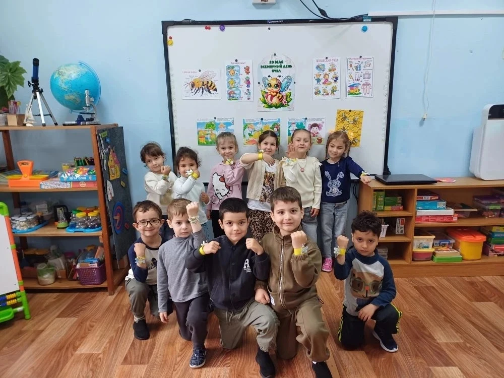 Сегодня в группе "Нэбзый" детского сада прошло увлекательное занятие «День пчёл». Ребят...
