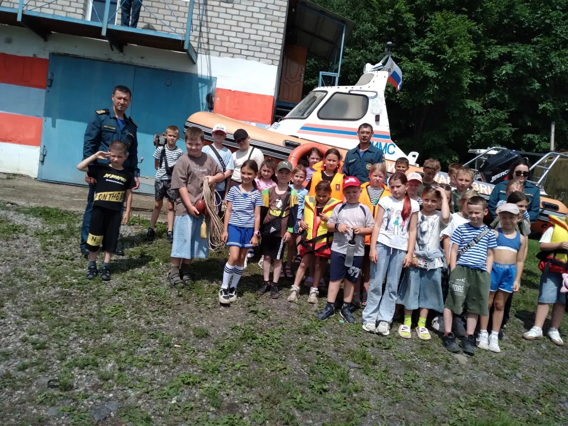 Сегодня  в   лагере    День  Рыбака. Прошла экскурсия   в  центре  ГИМС  МЧС  России  по  Надеждинск