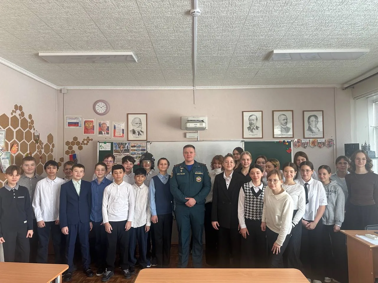 🔥 Настоящий пожарный в школе — и это не кино!🔥  Сегодня в гостях у 6А был Масленников Андрей Сергеев
