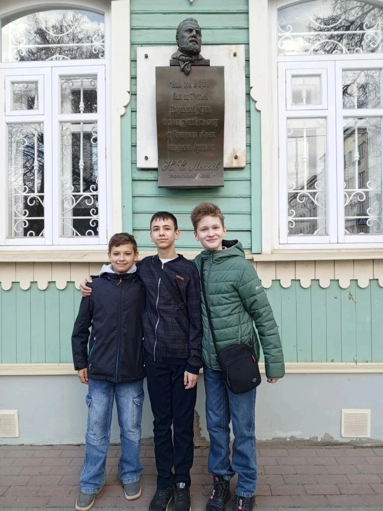 Ученики 7А, 7Е, 6А и 6В классов на каникулах тоже отлично проводят время, совмещая приятное с полезн