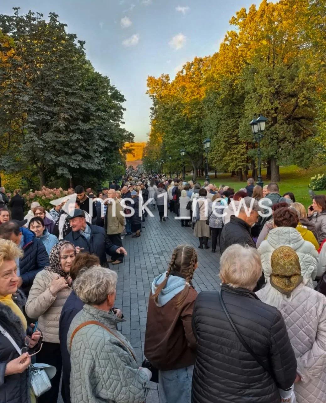 Около Кремля заметили оооочень длинную очередь, что там происходит?