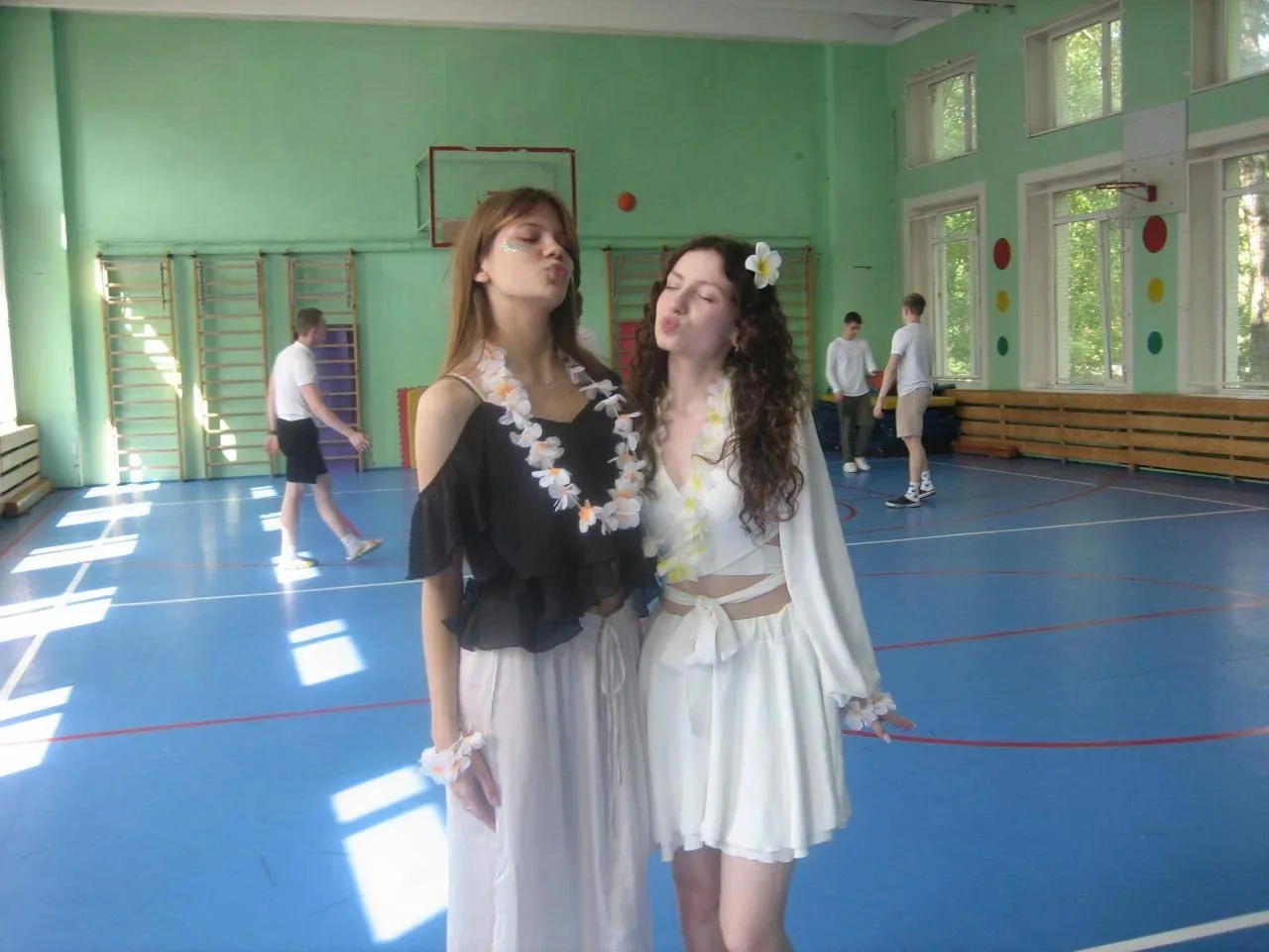 🌺🌴🌊 Алоха! Сегодня в МАОУ СОШ №10 случился настоящий День непослушания! 😱🎉  И устроили его крутые ре