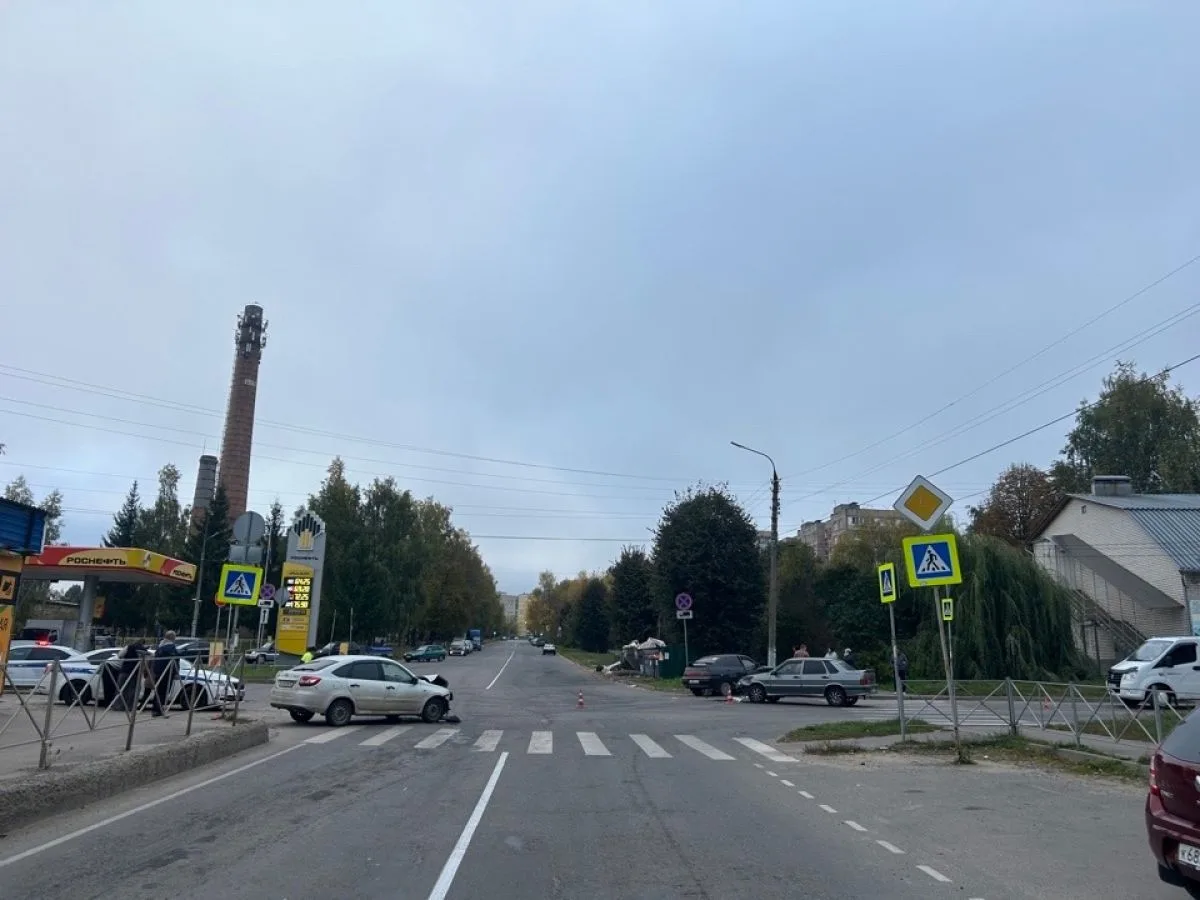 В Мценске три Лады столкнулись возле заправки