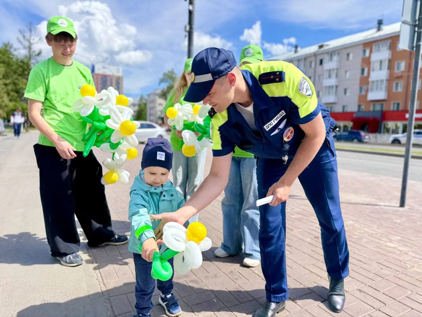 🎉 В честь Дня защиты детей сотрудники Госавтоинспекции совместно с юными инспекторами движения пров
