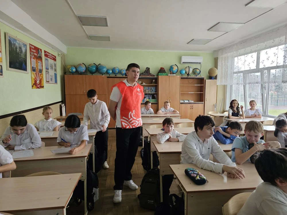 🚀 Научный десант в 5 «Д»: Урок экологии от КубГМУ!  Волонтеры-медики вышли из стен университета, что