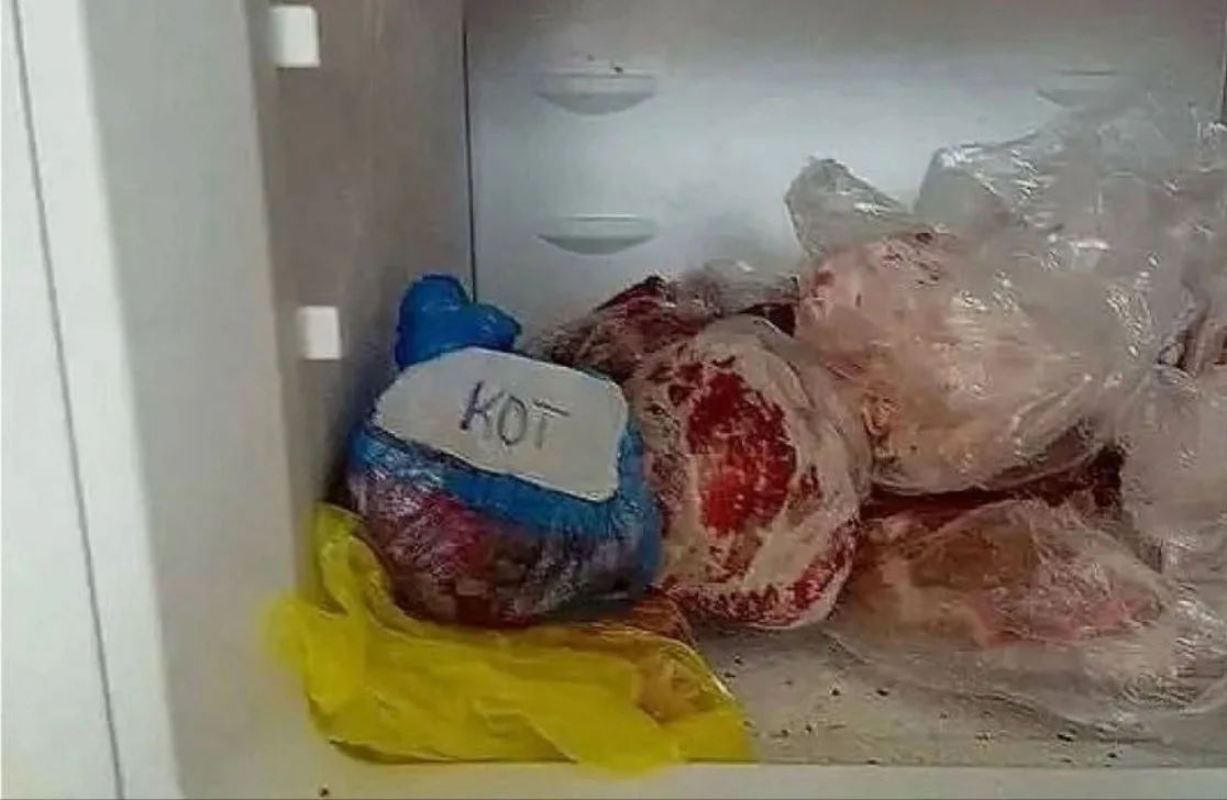 Доброе утро! ❤️ 💋

Блин, каждый раз взрагиваю, залезая в морозилку. Жена покупает и подписывает отд