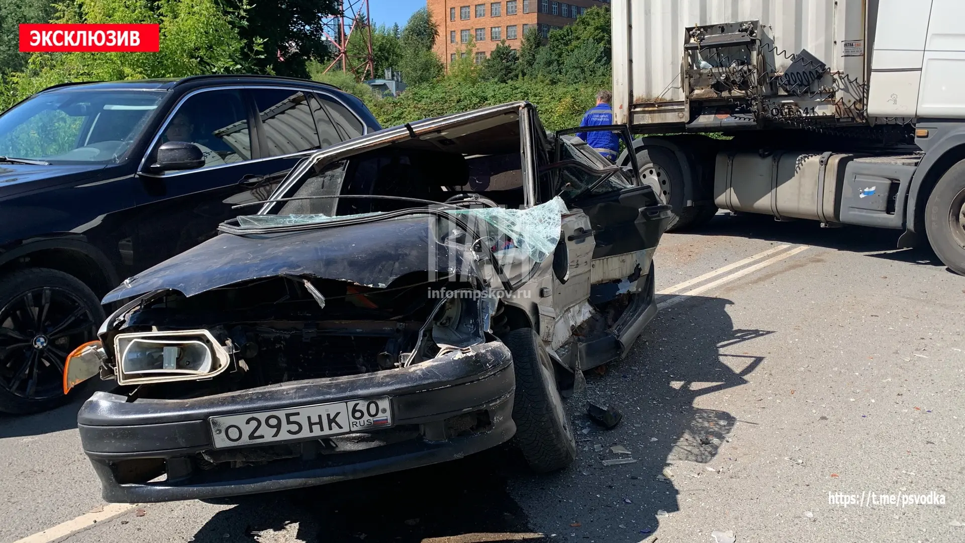 В Пскове, на улице Новаторов у дома 2, произошло столкновение автомобиля ВАЗ-2109 под управлением во