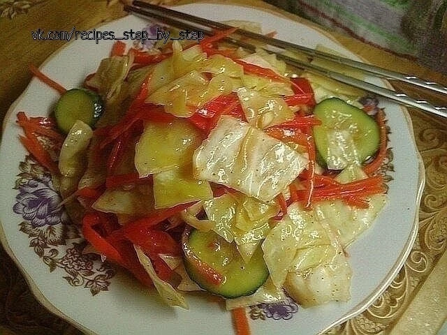 Готовим вкуснейший салат в корейском стиле. Это очень вкусно!
Салат из капусты и огурцов по-корейски