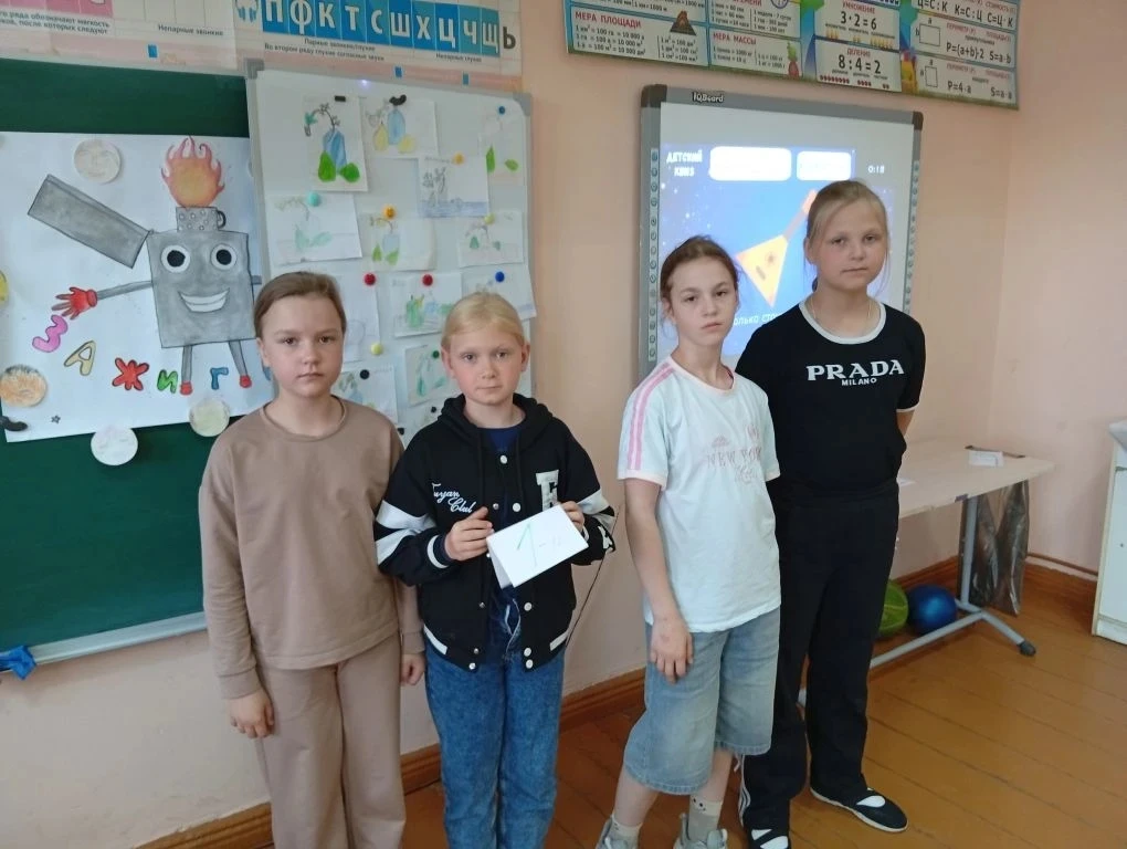 Отряд "Зажигалки" в пришкольном лагере. Мероприятие, посвящённое празднованию Дня России 🇷🇺
Беседа