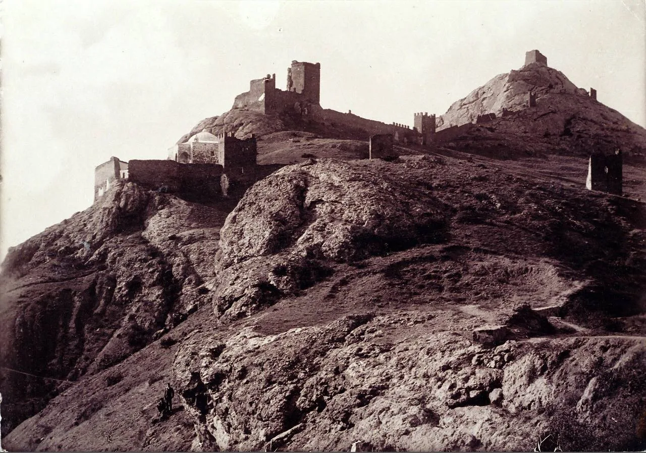 Генуэзская Крепость в Судаке 1910 г. Снимок сделан со склона, где сейчас г/д "Шале на с...