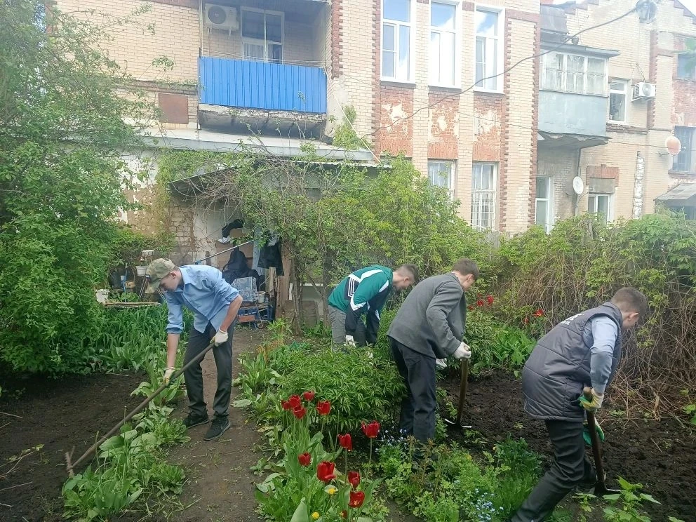 🧹Активисты волонтерского отряда "Добровольцы" школы №12 продолжают оказывать адресную  помощь пожилы