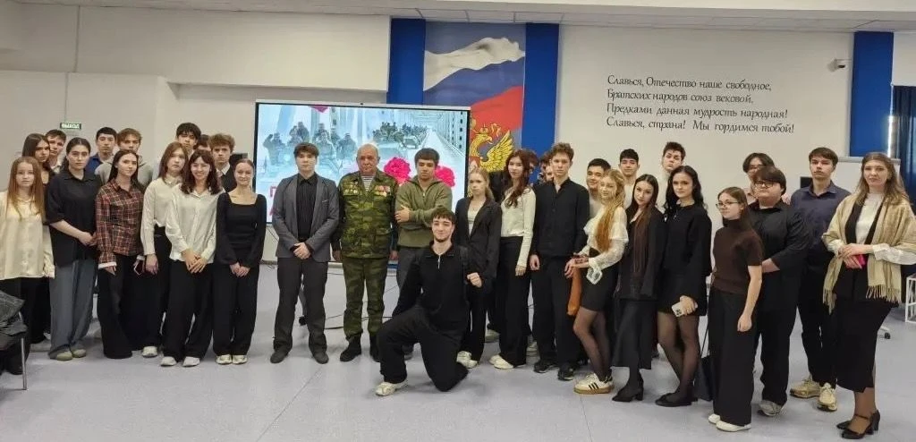 В Зелёную  школу приехал Марат Рашидович Шаяхметов. Он руководит ветеранской организацией «Красная З