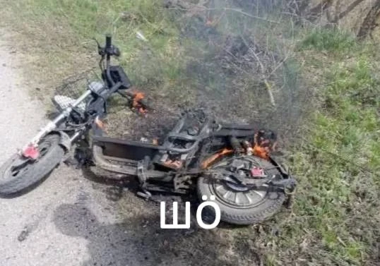 Кадр с места атаки БпЛА в Новой Таволжанке. Предположительно, во время данной атаки пострадал мужчин