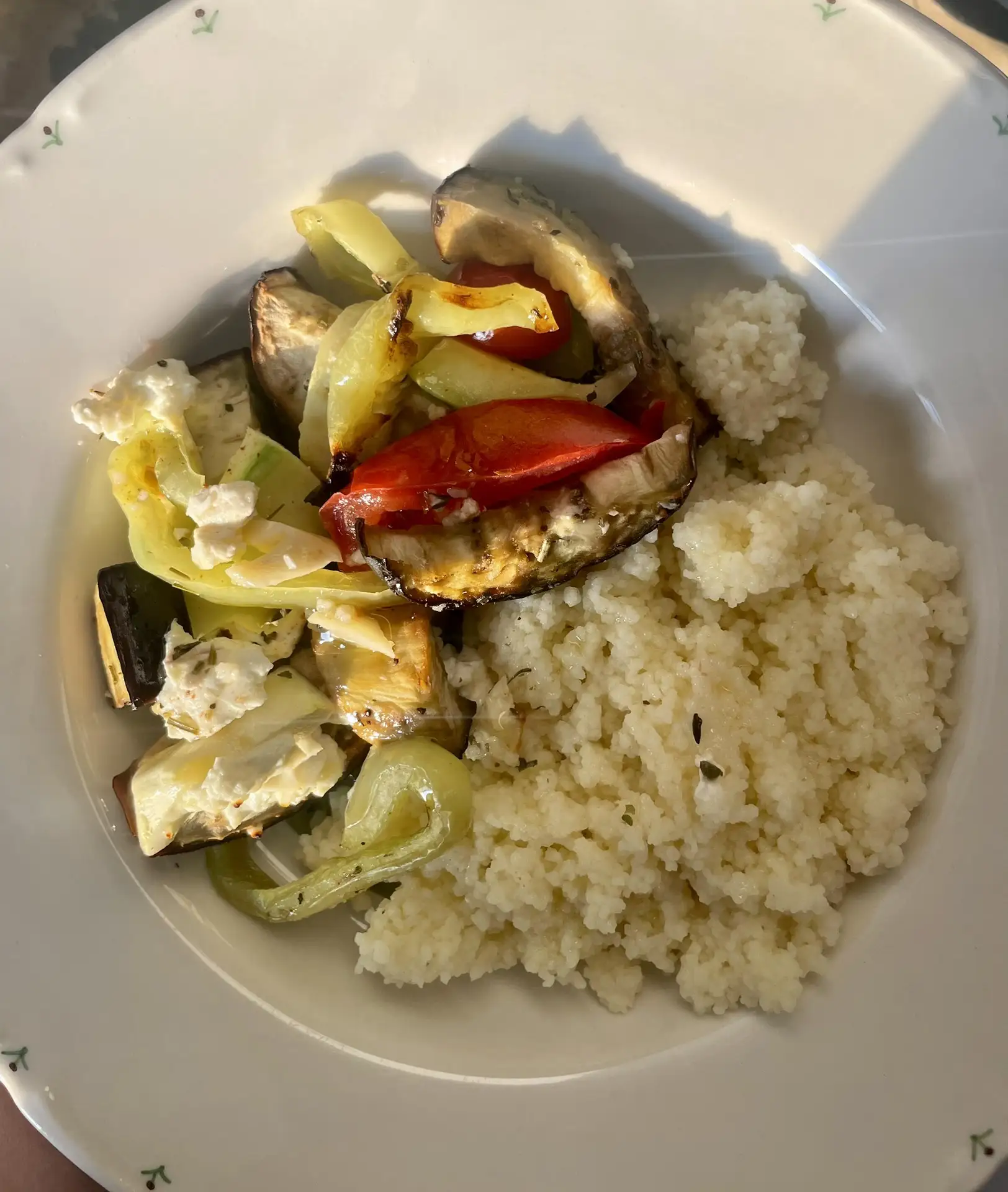 Запекала овощи 🍆🍅🧄
Ужин - шедевр. Легкий, полезный! Лето - самое время наедаться овощами, которые