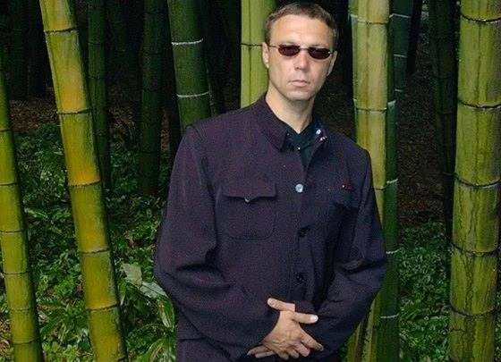 «Известные вегетарианцы — Виктор Пелевин»

Из интервью с писателем:

"Мы снова сидим в ресторане. На