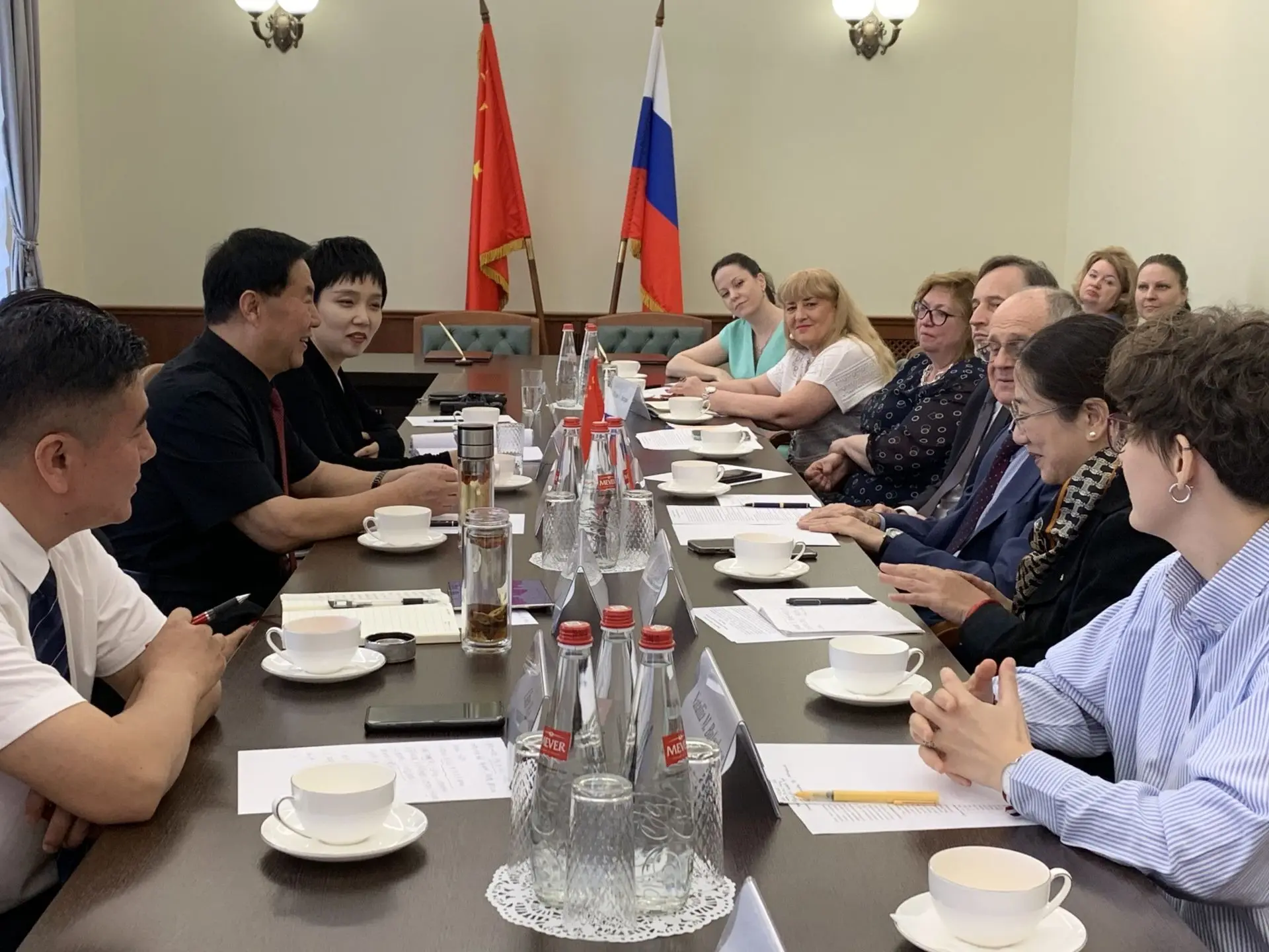 Представители Института иностранных языков на переговорах с делегацией Хэбэйского университета иност
