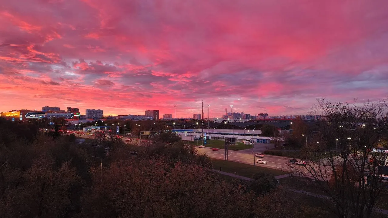 🌇 Алый закат в столице в эту пятницу.