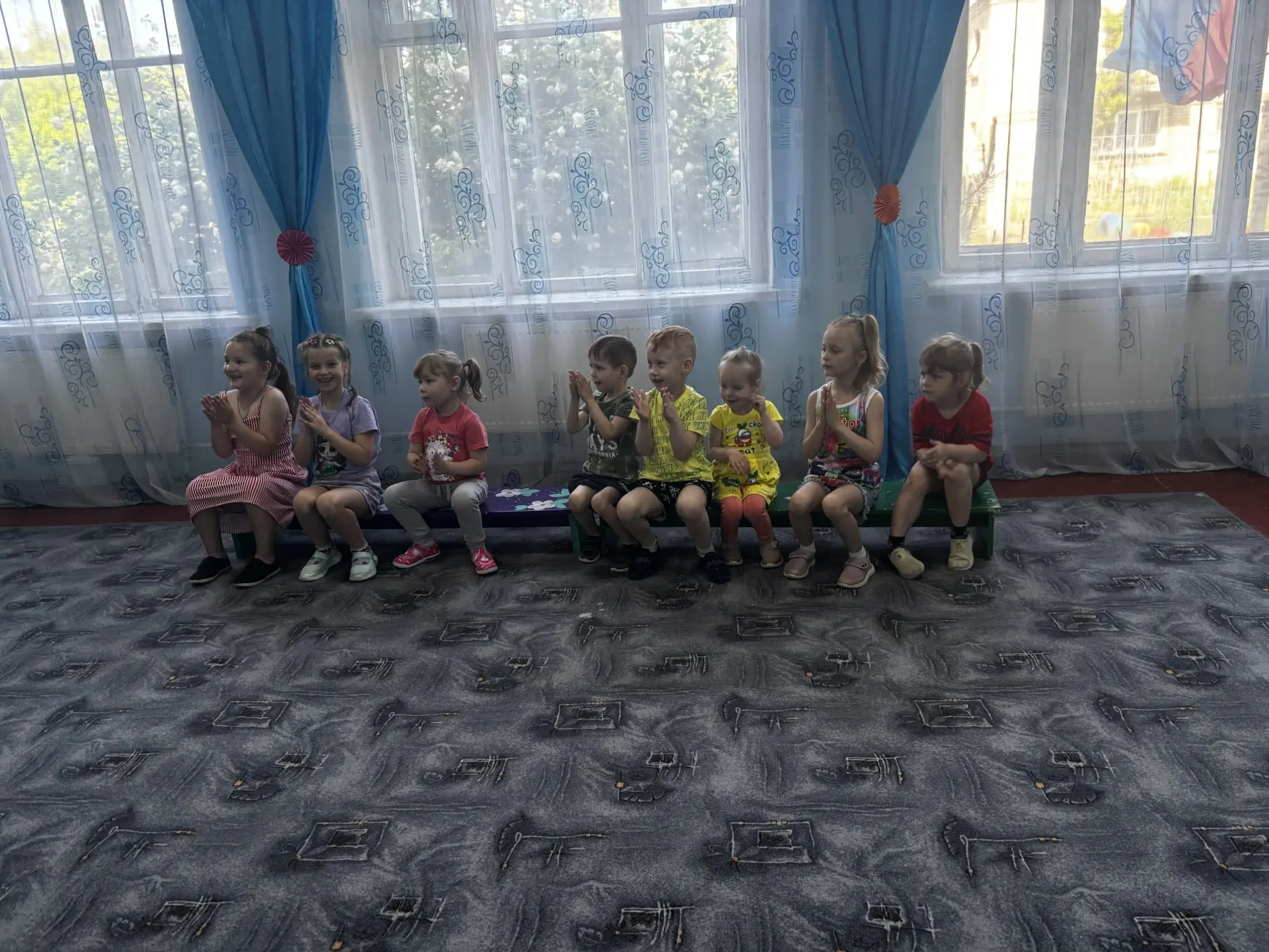 Много правил есть на свете,
их должны запомнить дети:
В спички лучше не играть,
дверь чужим не откры