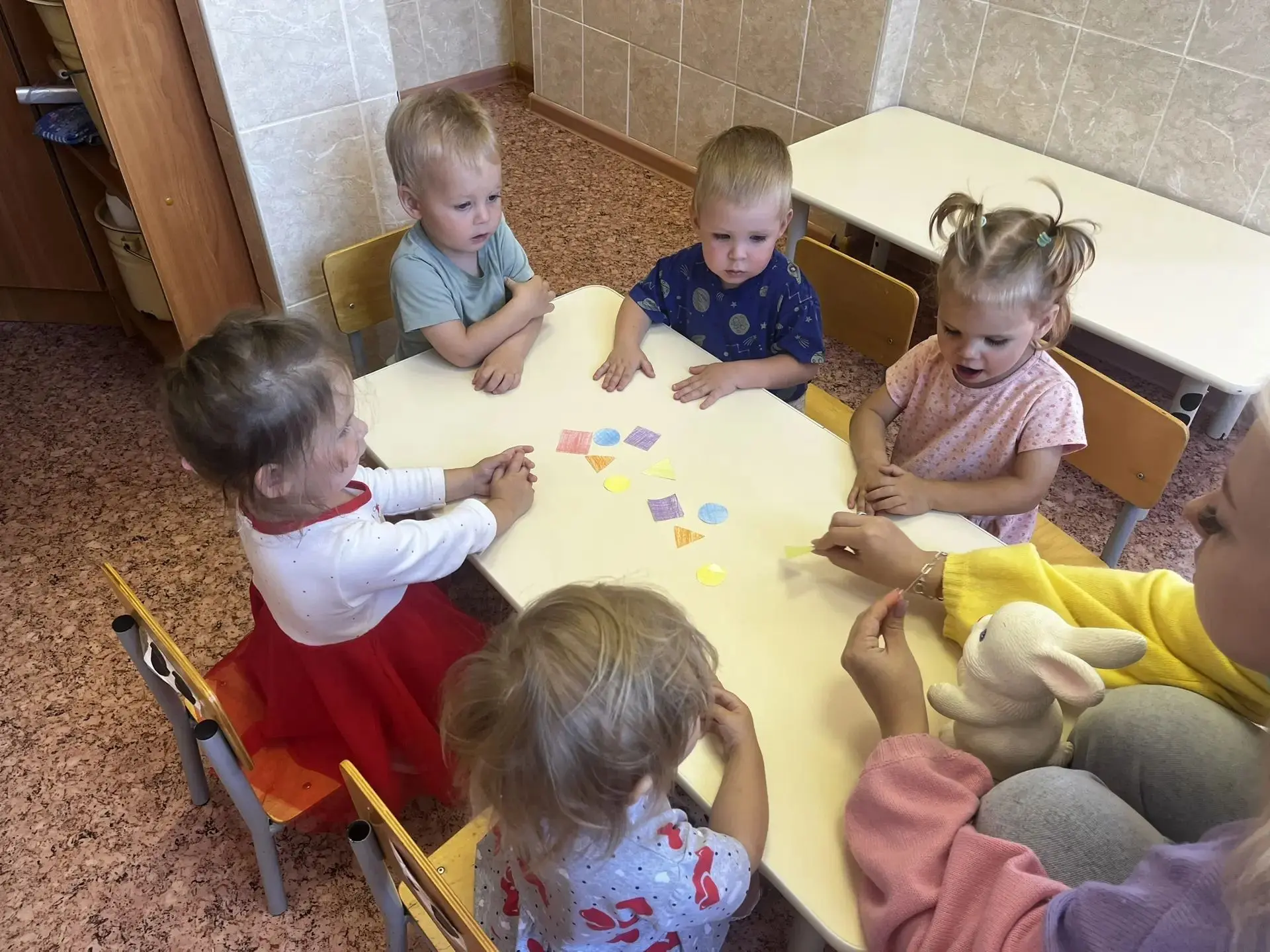 Маленькие воспитанники совсем недавно пришли в детский сад 5, но уже заинтересованы и у...
