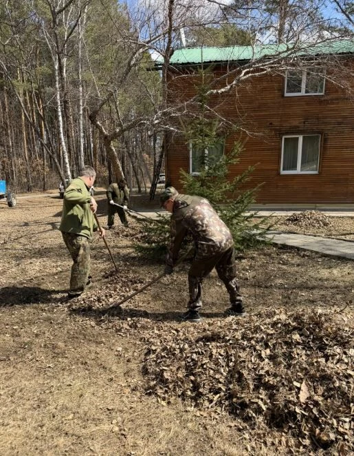 «Зеленый» субботник прошел на территории природного парка «Зейский». Участие в нем прин...