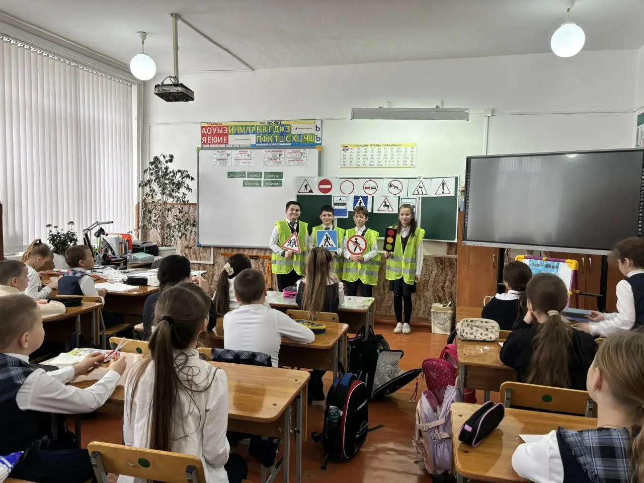 Уважаемые родители и ученики нашей школы!  Сегодня активистами профильного класса " Юная смена ГИБДД