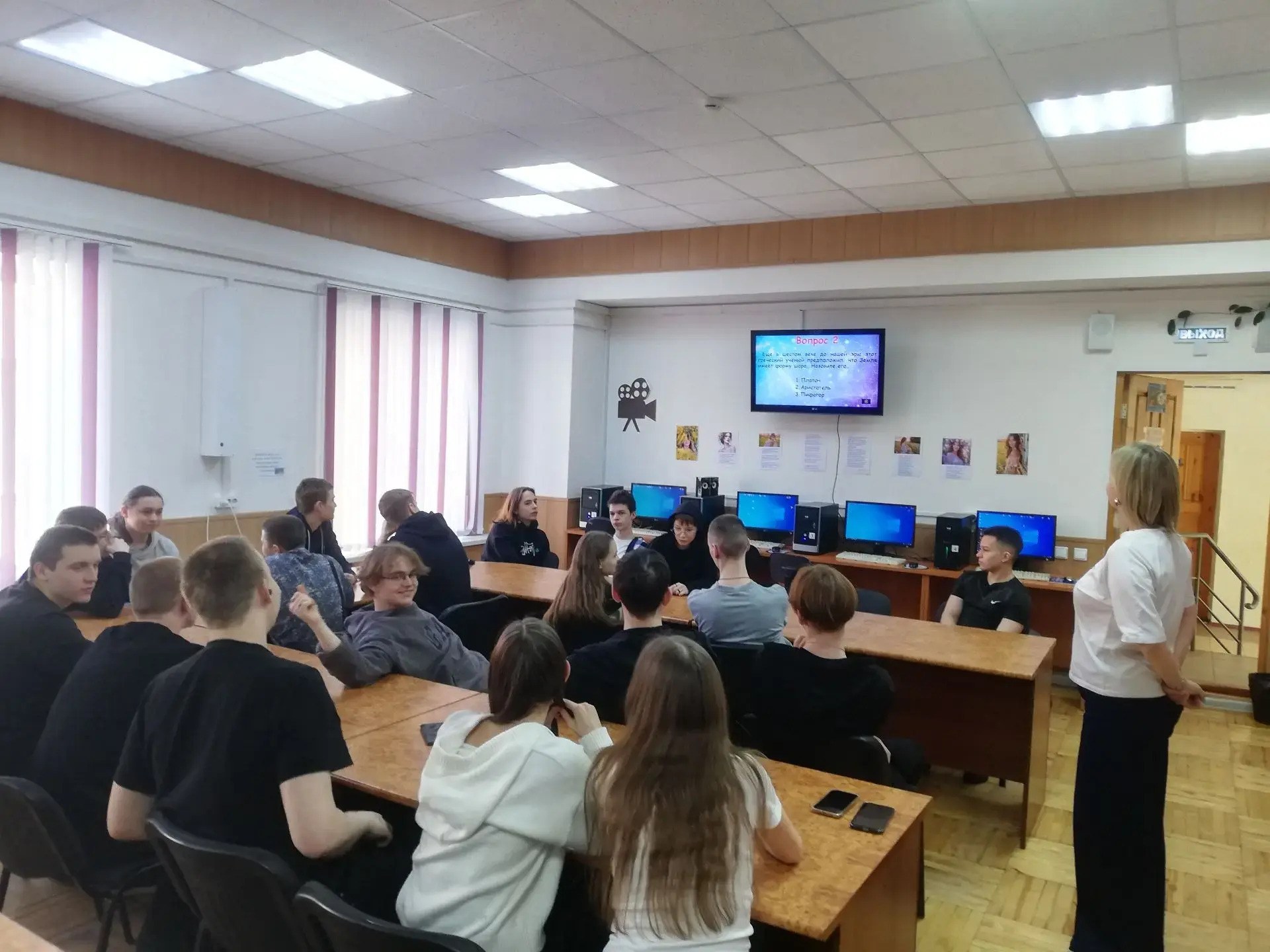 Неделя Космоса в библиотеке техникума прошла просто «космически». Студенты погрузились в мир звезд и