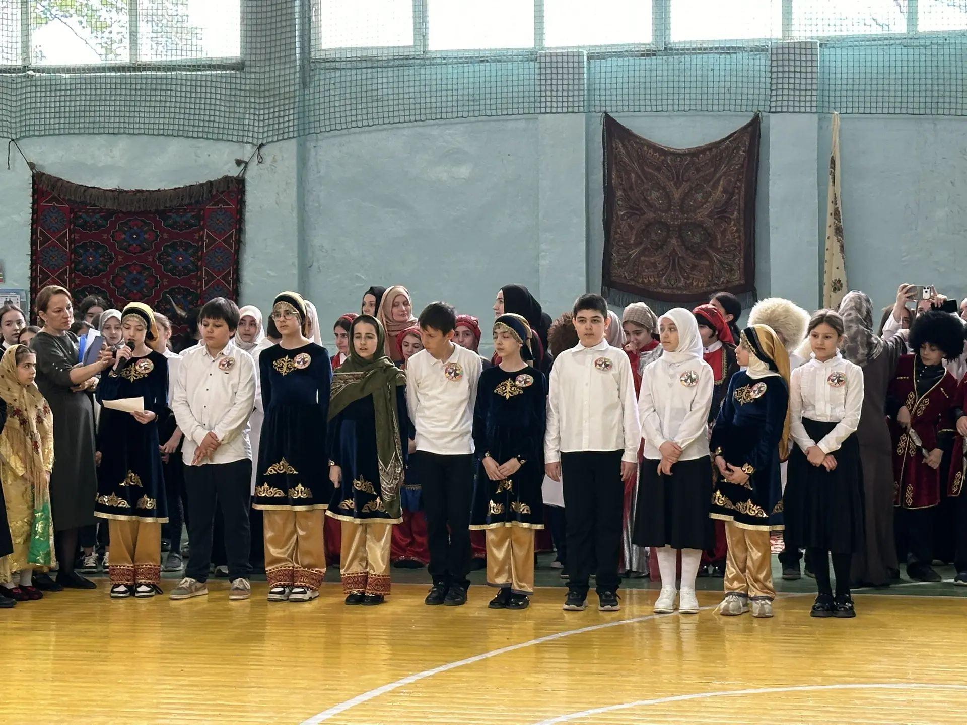 Сегодня в  спортивном зале школы прошло масштабное и колоритное мероприятие «Народов много — Родина 